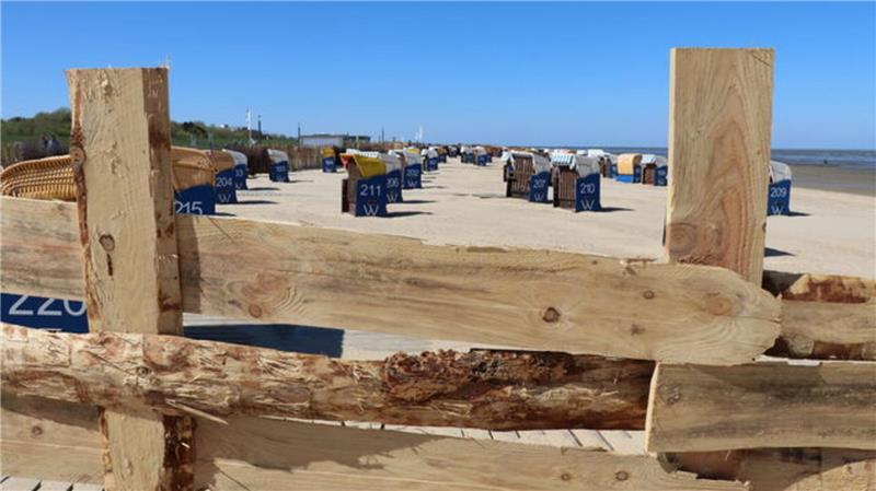 Am Nordseestrand in Cuxhaven verschwindet ein Wahrzeichen Die Holzzäune am Döser Strand sind ein ungewohnter Anblick und sorgen für Diskussionen bei Cuxhavenern und Urlaubern.