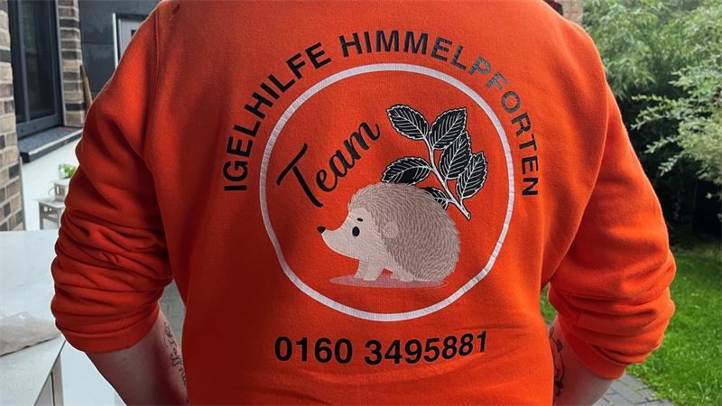 Die Hoodies mit der Telefonnummer der Igelhilfe.