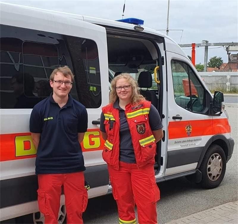 Die Horneburger DLRG-Retter Leo Hartmann und Sina von Husen sind in Rheinland-Pfalz im Einsatz. Foto: Bohmbach