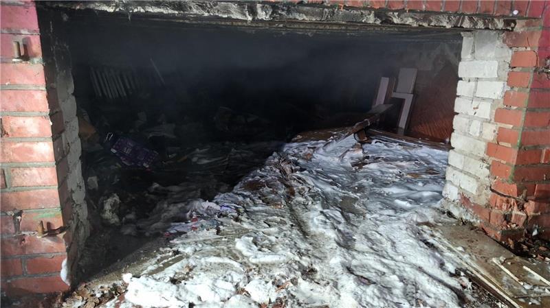 Die Horneburger Feuerwehr löschte den Kellerbrand mit Schaum.