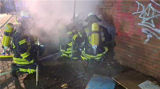 Die Horneburger Feuerwehr war an Silvester in der Bahnhofstraße im Einsatz,