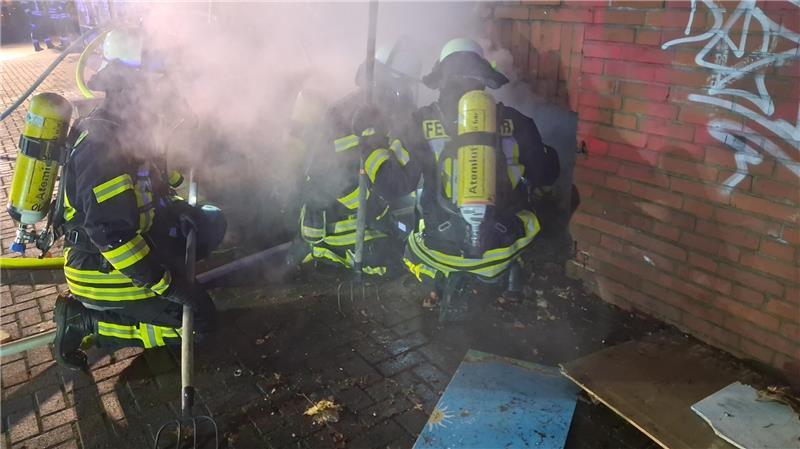 Bilanz der Silvesternacht im Kreis Stade: Schwerverletzte und hohe Schäden bei Feuern Die Horneburger Feuerwehr war an Silvester in der Bahnhofstraße im Einsatz.