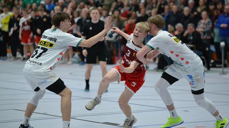 Trotz Aus gegen Handball-Schwergewicht: VfL Horneburg begeistert Fans Die Horneburger gaben vor großer Kulisse alles, hier will sich Theo Bode gegen zwei körperlich stärkere Leipziger durchtanken.