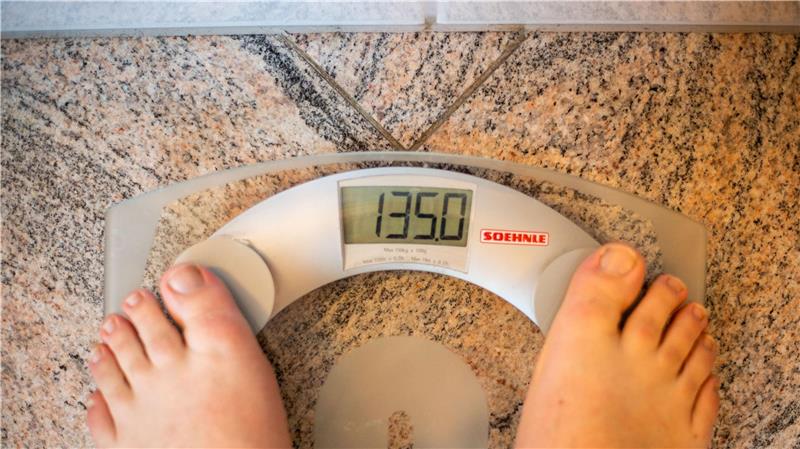 Sport trotz Übergewichts: So werden Sie fit Die Hose kneift, der Atem bleibt weg, Bewegung fällt schwer bei Übergewicht. Und mit jedem Kilo mehr wird es schwerer, mit Sport etwas dagegen zu tun. Allerdings gibt es Tricks, sich und den inneren Schweinehund zu überwinden und den Kilos sportlich den Kampf anzusagen. Foto: Mirgeler/dpa