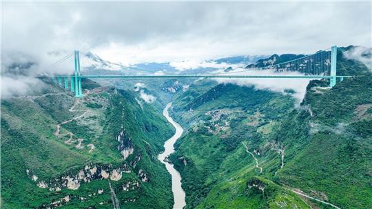 Die Huajiang Grand Canyon Bridge erreicht laut chinesischen Staatsmedien eine Höhe von bis zu 625 Metern.