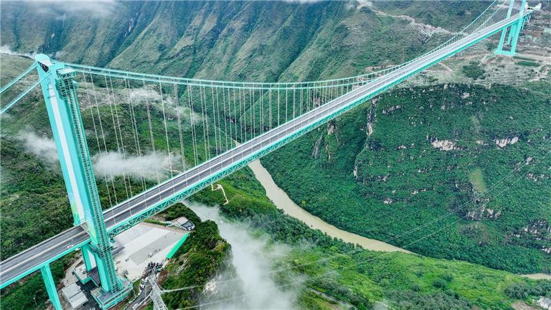 Die Huajiang Grand Canyon Bridge erreicht laut chinesischen Staatsmedien eine Höhe von bis zu 625 Metern.