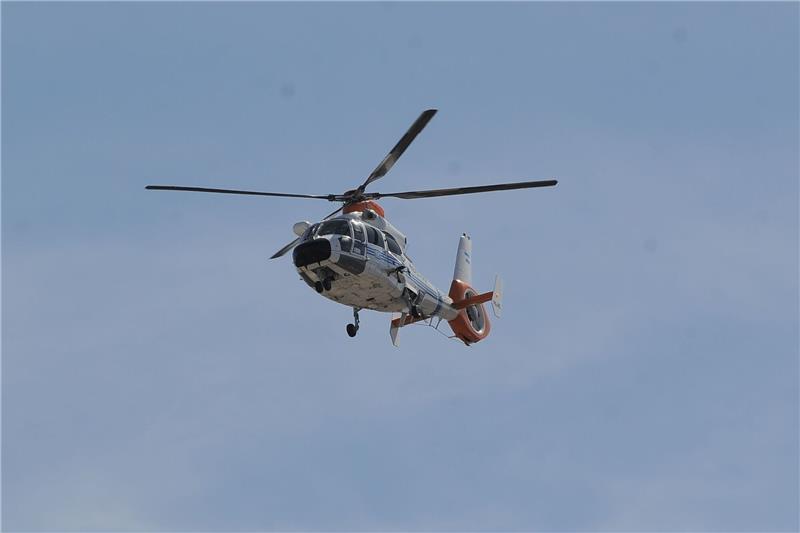 Warum derzeit so viele Hubschrauber im Kreis Harburg kreisen Die Hubschraubereinsätze im Kreis Harburg werden noch bis Anfang Mai fortgesetzt. Symbolfoto: dpa