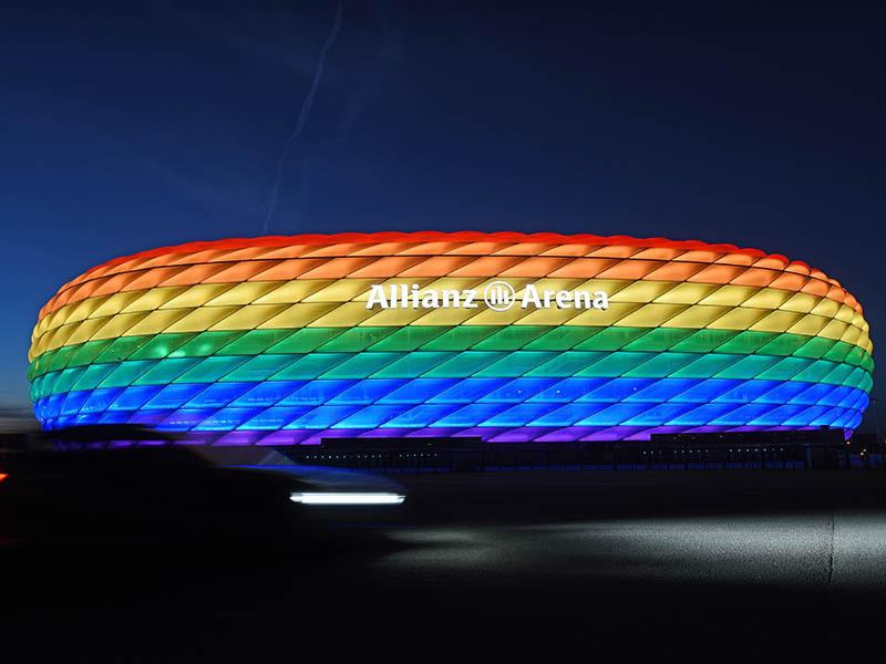 Die Hülle der Allianz Arena leuchtet anlässlich des Christopher Street Days in Regenbogenfarben. Foto: Tobias Hase/dpa
