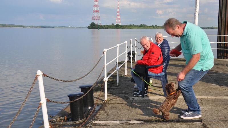 Die Hündin Inka aus Harsefeld erhält ein Leckerli von Ralf. Sie kommt mit Lilo und Bernd Huber gerne auf den Ponton.