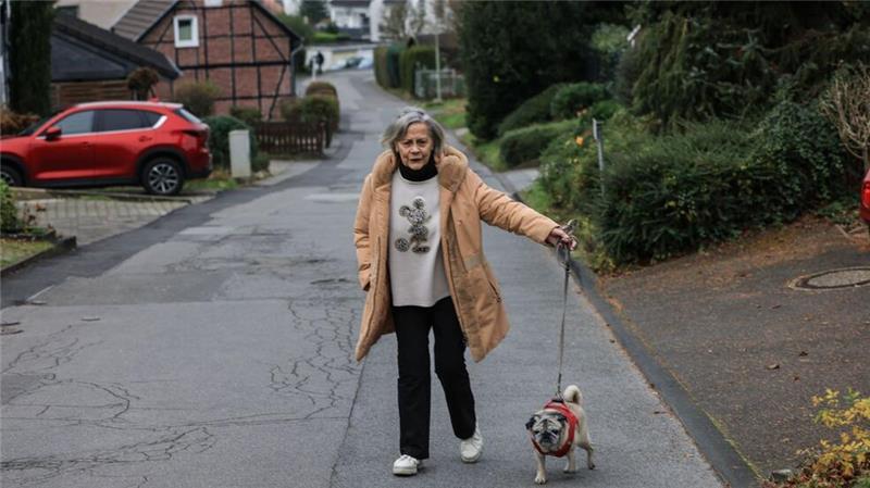 Mops Olli ist desorientiert – So leidet der Hund Die Hundebesitzerin setzt auf regelmäßige kleine Spaziergänge auf vertrauten Wegen.