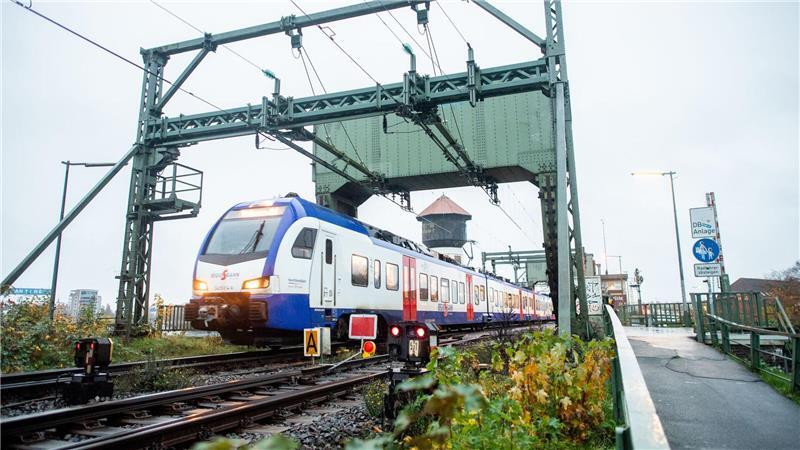 Die Huntebrücke in Oldenburg ist derzeit nur eingleisig befahrbar. (Archivbild)