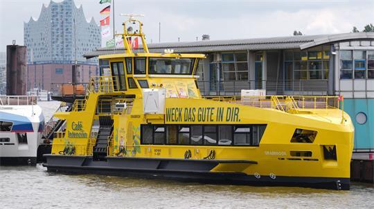 Die Hybridfähre „Grasbrook“ der Hadag verkehrt im Hafen. (Archivbild) 
