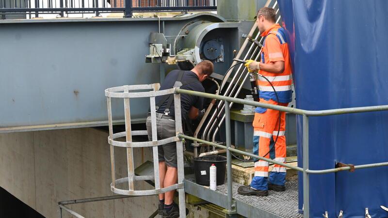 Die Hydraulik wird geschmiert.