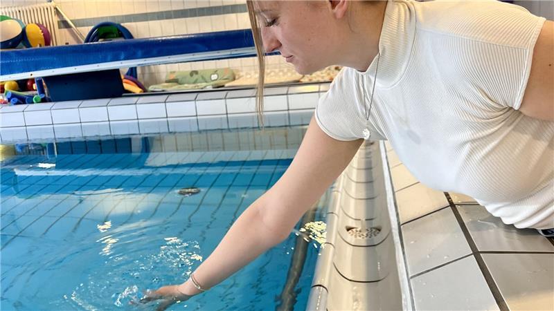 Die Hygienekontrolleurin Kerstin Rinne nimmt eine Wasserprobe. Die Überwachung der Trink- und Badewasserqualität ist ebenso Aufgabe des Amtes Gesundheit.