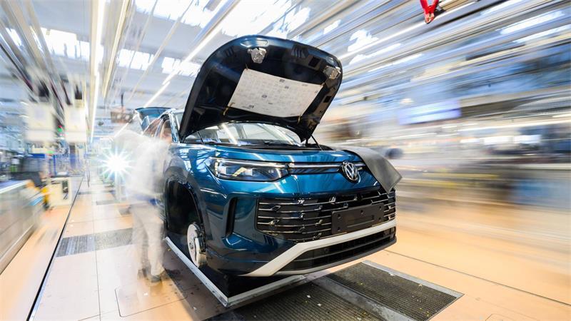 VW-Chef Blume bringt längere Arbeitszeiten ins Spiel Die IG Metall befürchtet durch höhere Arbeitszeiten einen weiteren Abbau von Jobs. (Archivbild)
