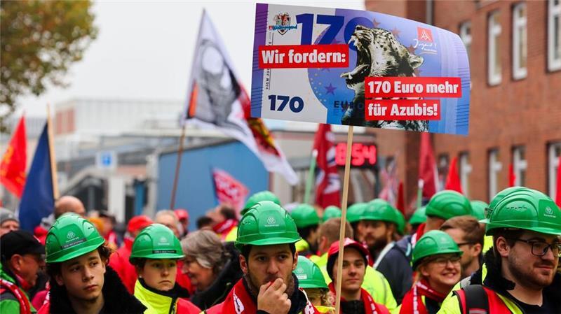 Die IG Metall fordert eine Lohnerhöhung von 7 Prozent und eine Erhöhung der Ausbildungsvergütung um 170 Euro bei einer Laufzeit von zwölf Monaten. 