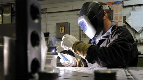 Die IG Metall fordert fünf Prozent mehr Geld für die Beschäftigten der Metall- und Elektroindustrie. (Symbolbild)