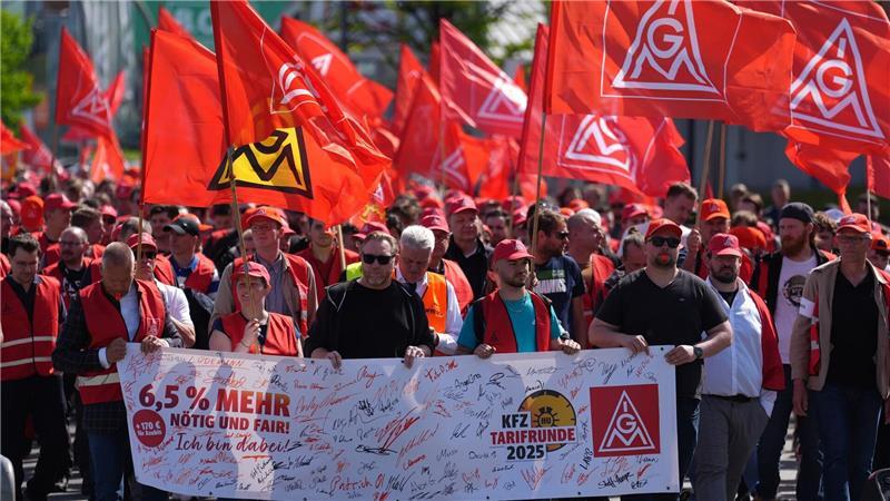 Die IG Metall fordert für die Beschäftigten des Kfz-Handwerks 6,5 Prozent mehr Geld.