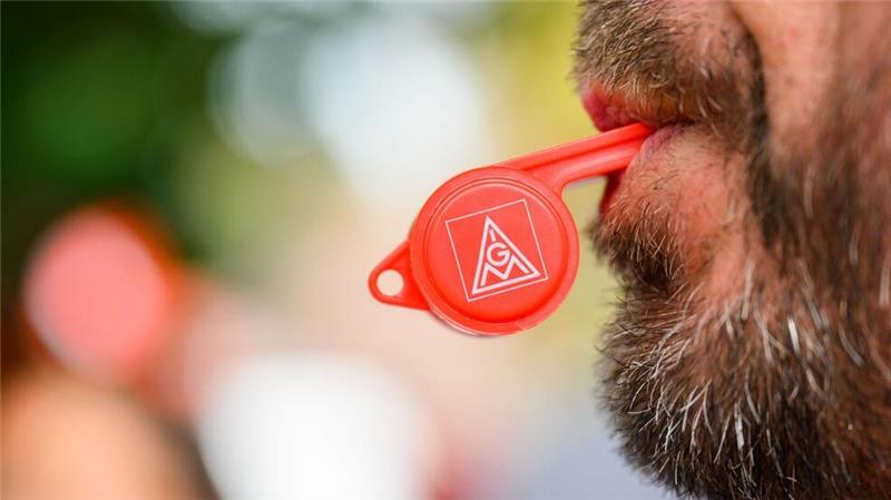 Die IG Metall ruft zu weiteren Warnstreiks in Niedersachsen auf. (Archivfoto)