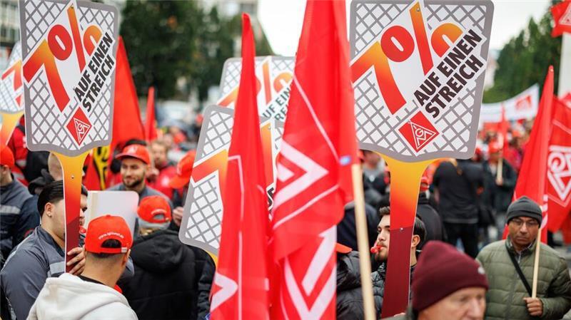 IG Metall macht weiter mit Warnstreiks Die IG Metall setzt ihre Warnstreiks zu Beginn der neuen Woche in mehreren Bundesländern fort. (Archivbild)
