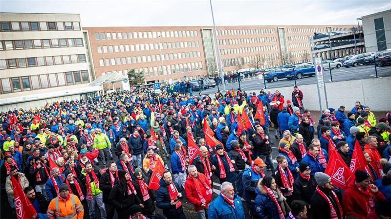 Tausende bei VW-Warnstreik in Hannover: „Vorstand raus!“ Die IG Metall wehrt sich mit dem Ausstand gegen milliardenschwere Einschnitte bei Volkswagen.
