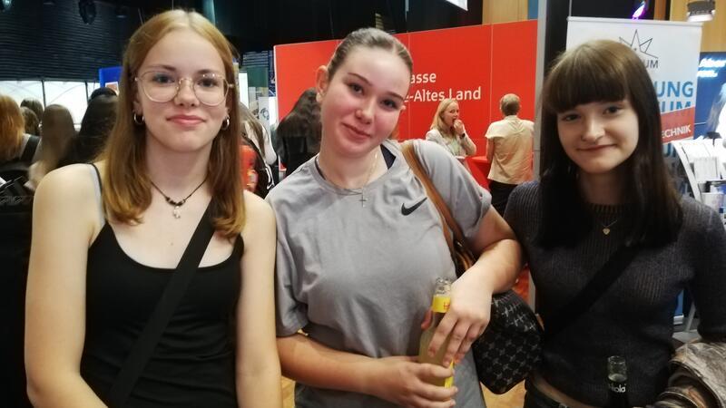 Das verdienen Berufsanfänger bei Airbus, Hatecke, Mohr und Co. Die IGS-Schülerinnen Elisa Weber, Lara Falk und Merle Franke (von links) informierten sich bei der Messe.