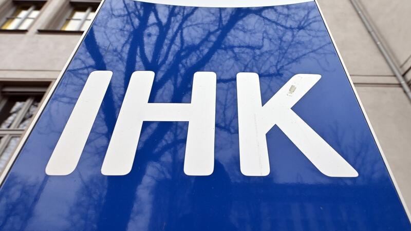 IHK Stade unterstützt Schulen beim praxisorientierten Wirtschaftsunterricht Die IHK Stade unterstützt Schulen bei praxisorientiertem Wirtschaftsunterricht.