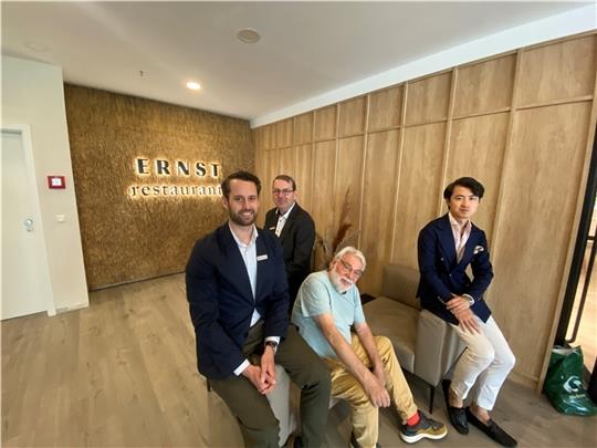 Die IMF-Macher Haiou Zhang und Dieter Klar wissen mit Matthias Weiß als Direktor der Sparkasse Harburg-Buxtehude und Fabian Stackmann vom Buxtehuder Modehaus (von rechts) zwei überzeugte Förderer an ihrer Seite. So werden Konzerte im neuen 
