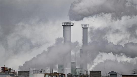 Die Idee hinter dem Emissionshandelssystem: Wer mehr Treibhausgase ausstößt, braucht auch mehr Zertifikate. (Archivbild)