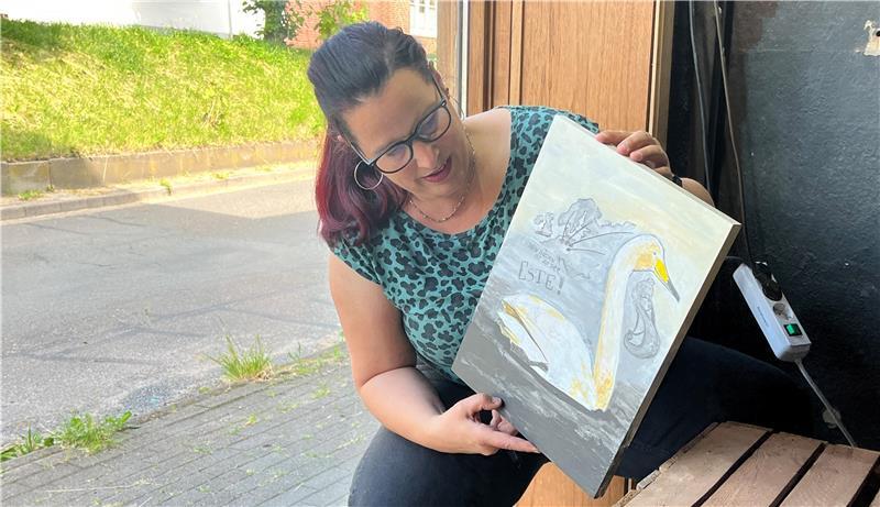 Künstler erzählen ihre Wassergeschichten im Flunstitut in Estebrügge Die Illustratorin und Künstlerin Marlies Abramowski lässt Vögel im Schaufenster zu Wort kommen.