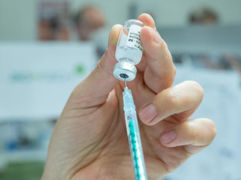 Die Impfkampagne nimmt weiter an Fahrt auf. Foto: Bernd Weißbrod/dpa