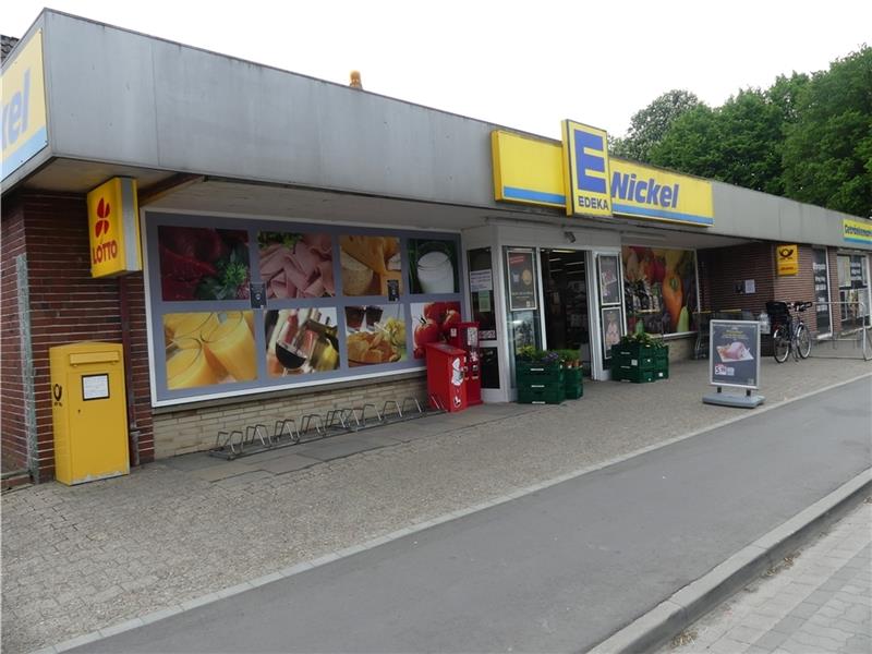 Die Infrastruktur des alltäglichen Lebens bröselt in Assel wie in vielen kleineren Ortschaften weg: Mit dem Edeka- Markt Nickel in Assel verschwinden in diesem Sommer auch Einkaufsmarkt und Poststelle aus dem Ort. Fotos: Knappe