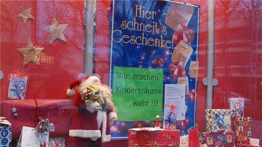 Die Initiative Bahnhofstraße hofft auf Helfer, um Kinder und Senioren zu Weihnachten zu beschenken.