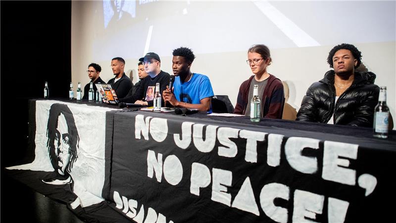 Die Initiative „Gerechtigkeit für Lorenz“ kritisiert die bisherigen Ermittlungen von Polizei und Staatsanwaltschaft zum Tod des 21-Jährigen als lückenhaft. 