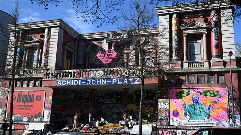 OMR-Gründer auf XXL-Plakat an Roter Flora Die Initiative „Hamburg Werbefrei“ setzt sich gegen aufdringliche Formen von Außenwerbung in Hamburg ein.
