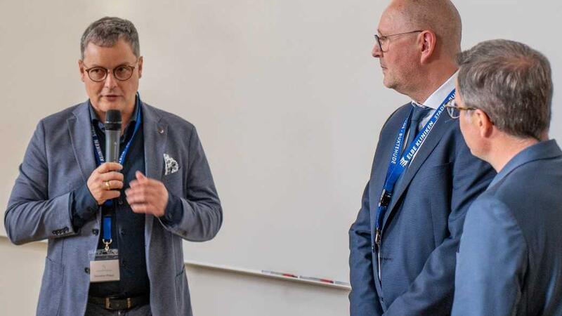 Gesundheitskongress: Die Medizinwelt zu Gast in Stade Die Initiatoren des Gesundheitskongresses, Sebastian Philipp (links) und Pflegedirektor Bernd Lambrecht (Mitte), gemeinsam mit Landrat Kai Seefried bei der Eröffnung.