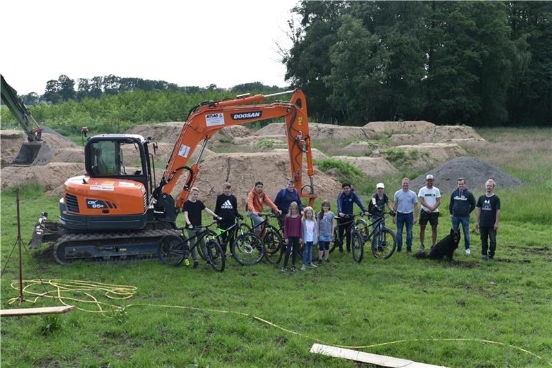 Die Initiatoren und die Mitarbeiter der Baufirma geben den Startschuss für die Gestaltung des Ahlerstedter Bikeparks. Noch im Juni sollen die Arbeiten abgeschlossen werden. Foto: Beneke