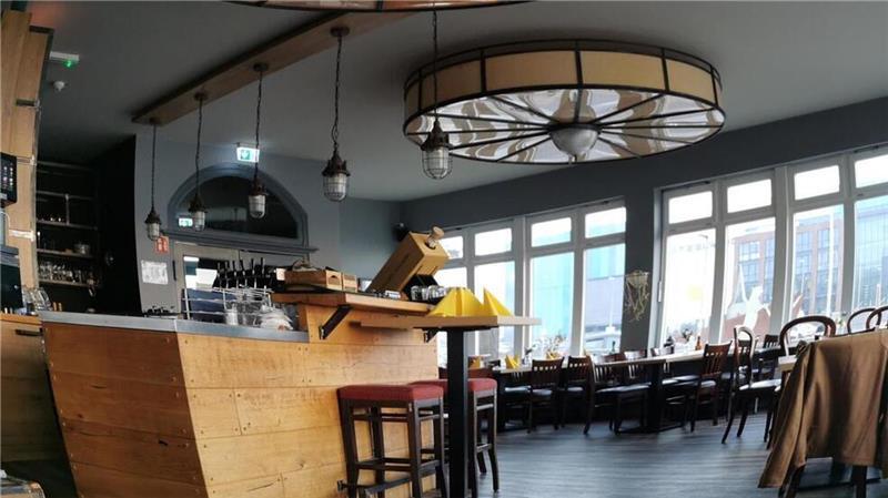 Restaurant sucht neuen Pächter: Wer übernimmt das Weserschlösschen? Die Inneneinrichtung des Weserschlösschens ist an die Ausstattung früherer Passagierschiffe angelehnt.