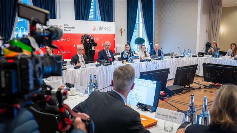 Die Innenministerkonferenz berät unter anderem über Sicherheit in Fußball-Stadien.