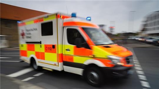 Die Insassen der beiden Autos wurden nach dem Unfall auf der A27 in umliegende Krankenhäuser gebracht (Symbolbild).