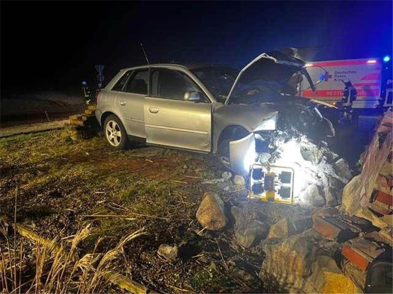 Zwei Schwerverletzte nach Unfall in Harsefelder Kreisel Die Insassen des Audi wurden bei dem Unfall schwer verletzt.