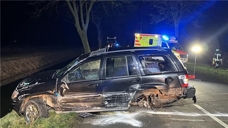 Die Insassen des Jeep Cherokee befreien eine Frau aus ihrem Wagen.