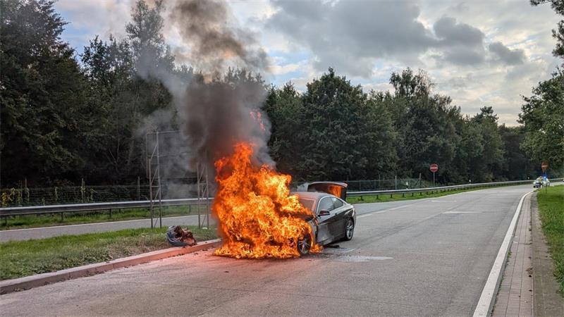 57-Jährige bei Unfall auf B73 in Hemmoor schwer verletzt Die Insassen versuchten noch, den BMW an dem A27-Parkplatz zu löschen