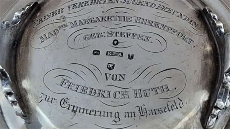 Geschenk von Friedrich Huth ist nach fast 180 Jahren aufgetaucht Die Inschrift auf der Rückseite der Silberschale.