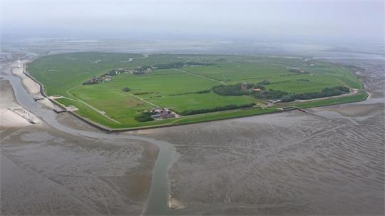 Die Insel Neuwerk liegt im Watt in der Nordsee nahe der Elbmündung. 