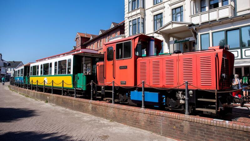 Bahnsteige der Borkumer Kleinbahn erhöht Die Inselbahn verkehrt zwischen dem Hafen und der Innenstadt von Borkum.