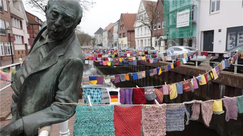 Die Installation Buntes Band der Menschlichkeit bleibt noch bis Dienstag, 7. April, am Fleth installiert. Dann wird das Handarbeitsphänomen abgehängt.