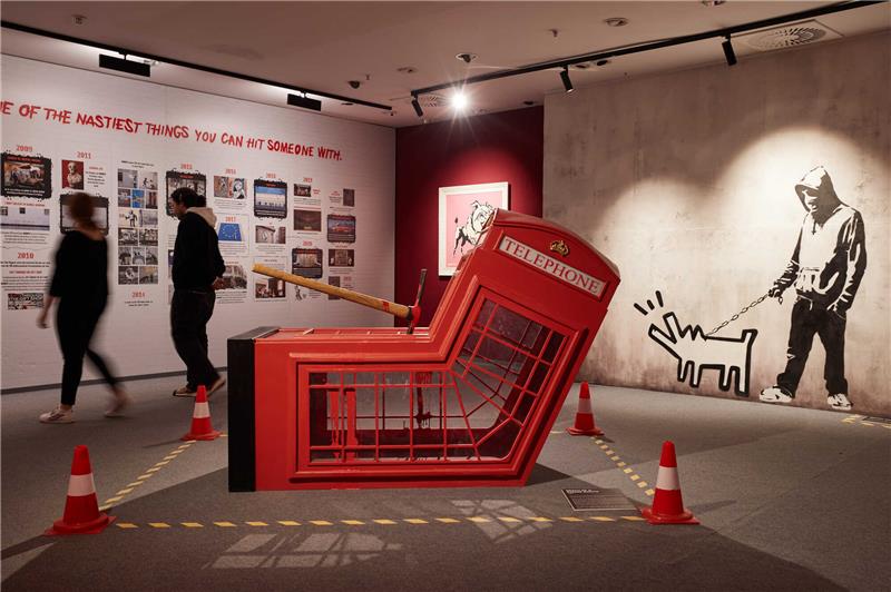 Die Installation "Death Of Telephone Booth" in der Ausstellung "The Mystery of Banksy - A Genius Mind" in Hamburg. Foto: Georg Wendt/dpa