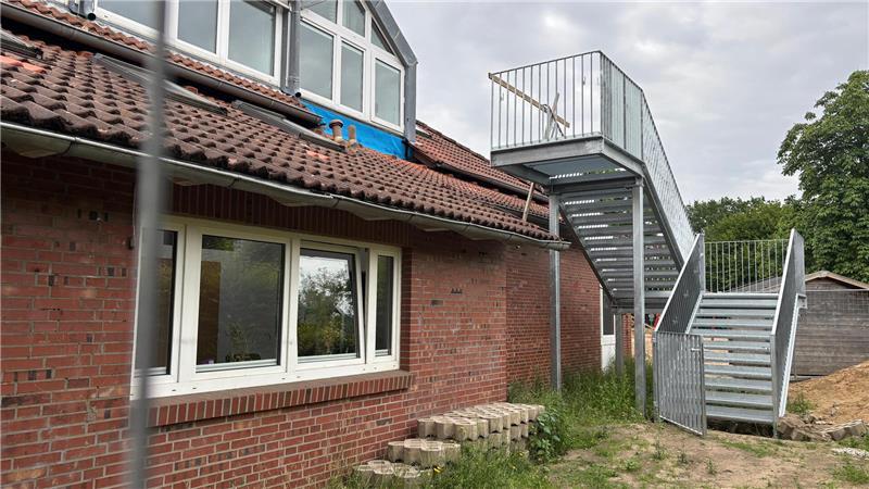 Sanierung: Das passiert in den Ferien an den Horneburger Schulen Die Installation der Feuertreppe verzögert sich - Schuld ist ein Betonholm.