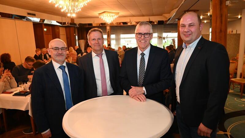 Die Interimsführung Thomas Dunse (links) und Jens Westphal (rechts) nimmt den zukünftigen Geschäftsführer Ralf Burghartz und den Verbandsvorsitzenden Hans-Werner Hinck (Zweiter von rechts) in die Mitte. Aktuell führen Thomas Dunse und Jens Westphal die Geschäfte. Dafür gab es großes Lob aus der Versammlung.